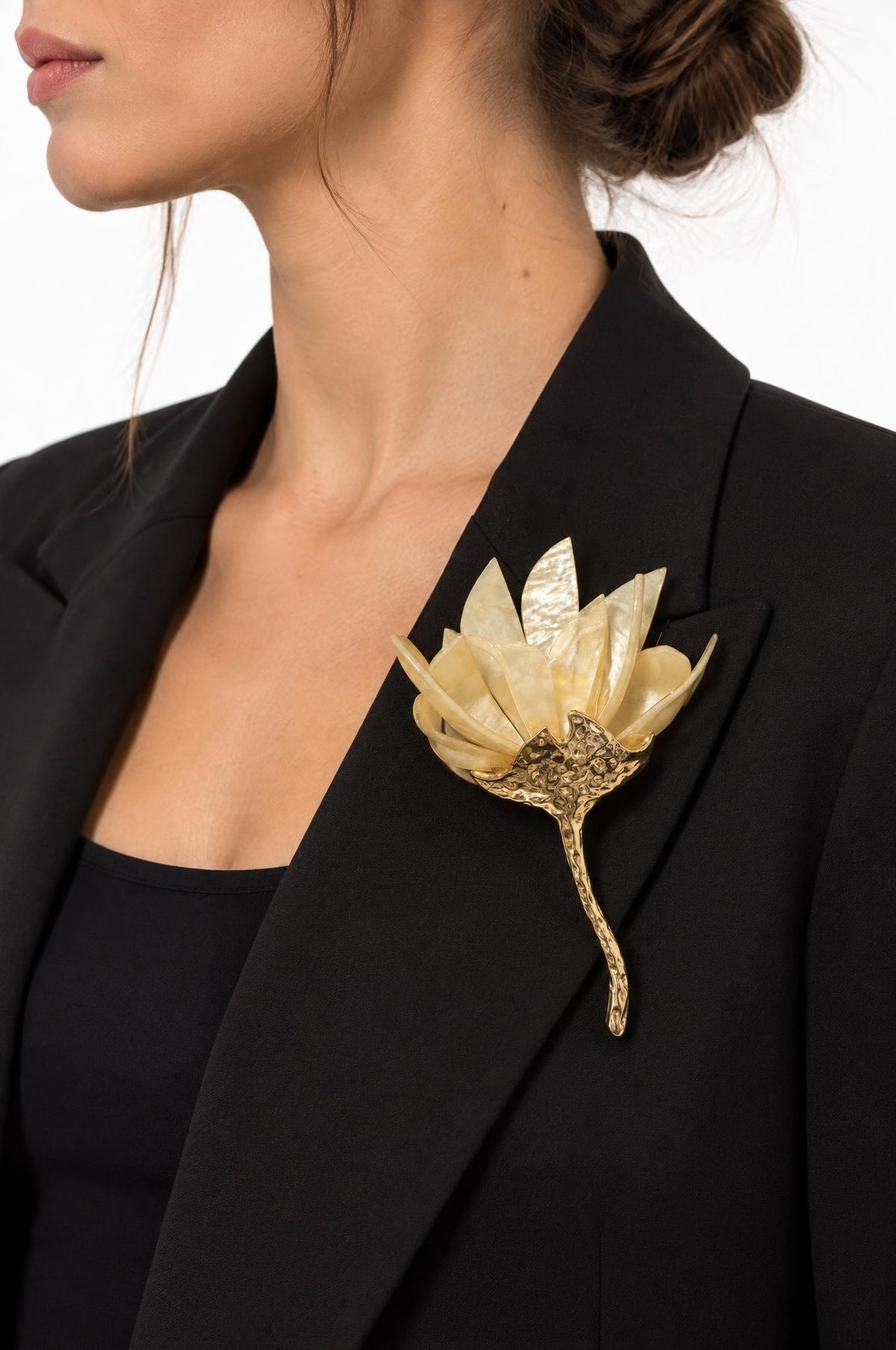 Spilla fiore in resina beige
