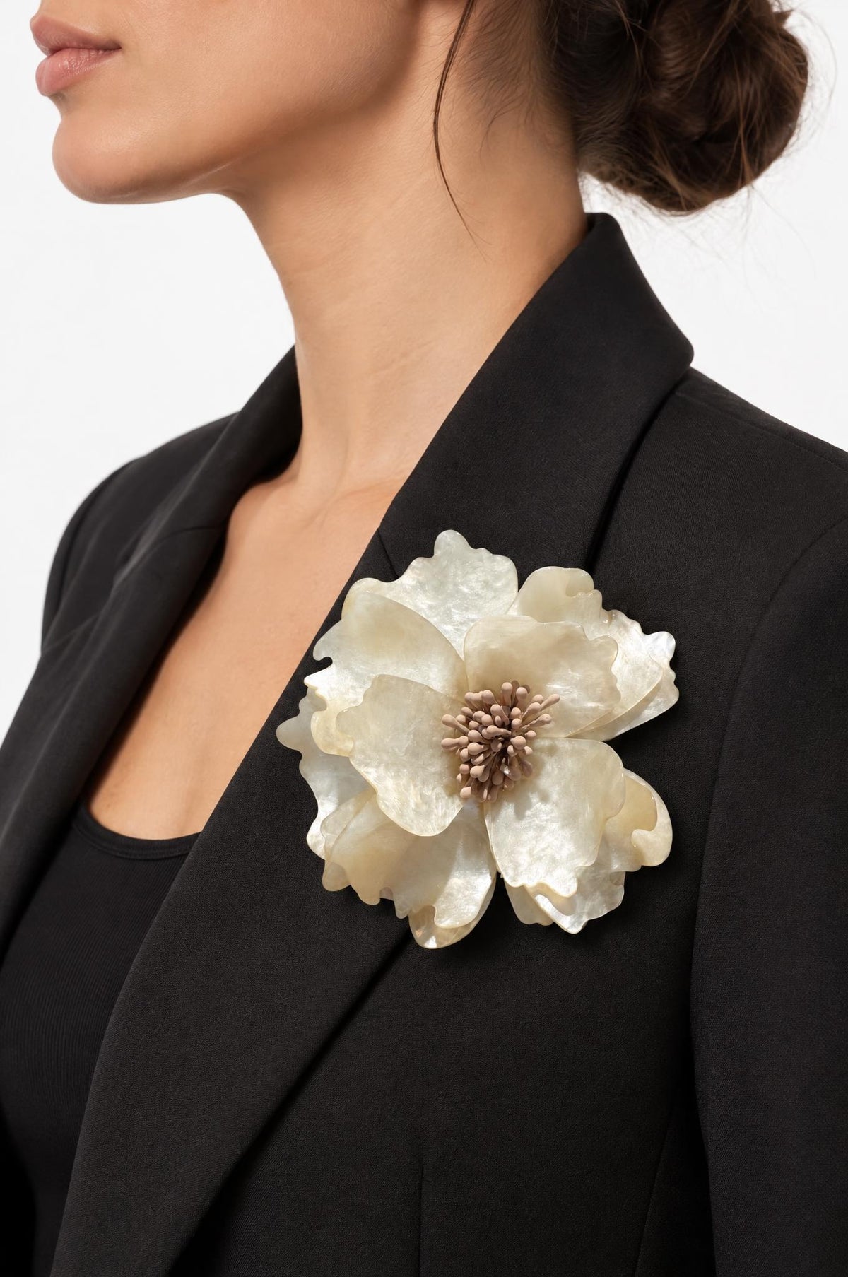 Spilla Il Baco Da Seta Fiore in resina beige