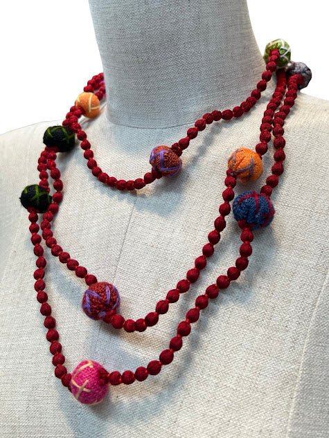 Collier Il Baco Da Seta Oreillers rouges en boules de soie