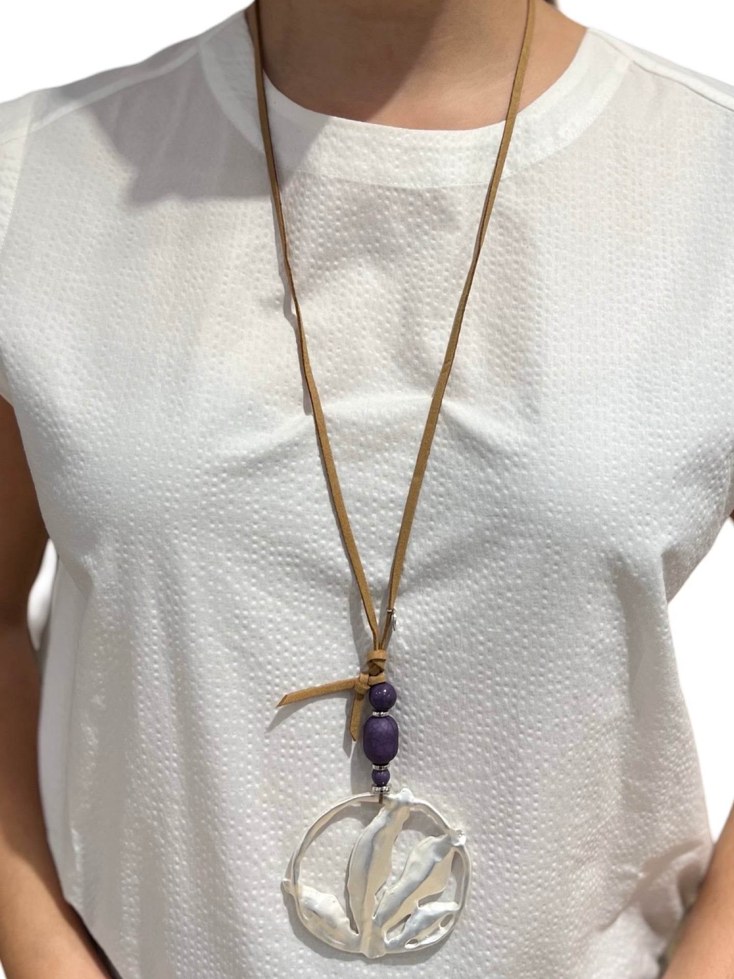Collar largo medalla plateada piedras moradas