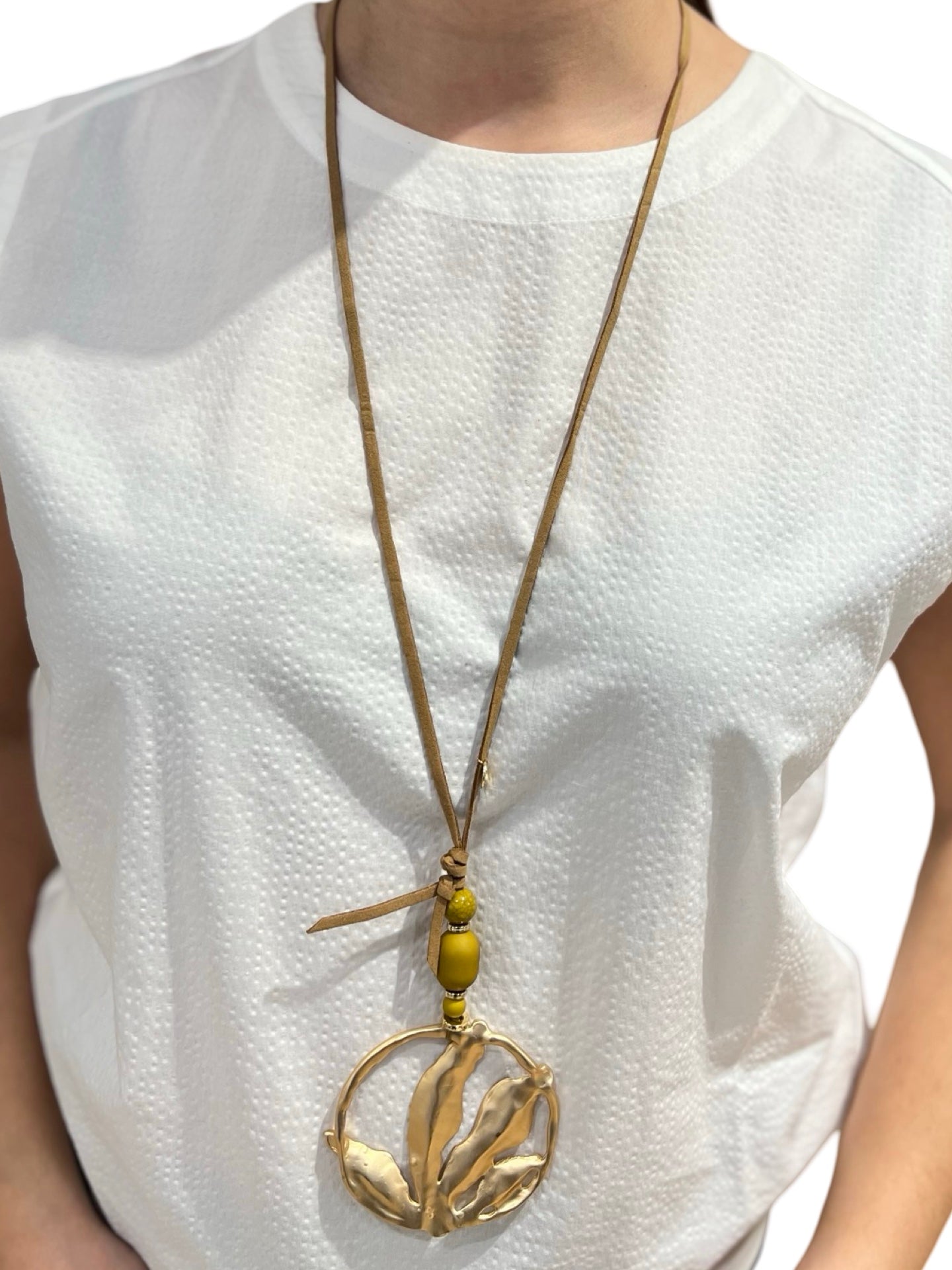 Collar largo medalla dorada piedras mostaza