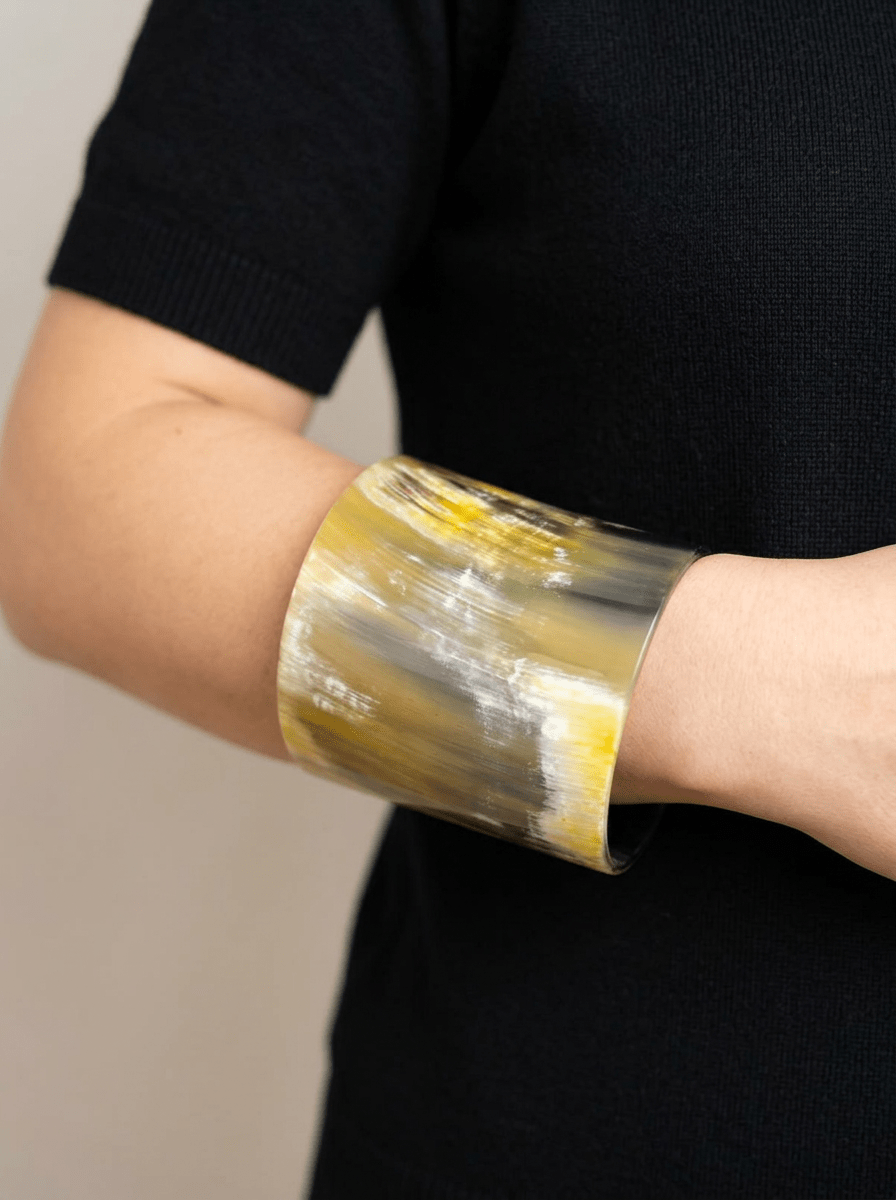 Brazalete Liviana Conti Cuerno Ancho Negro