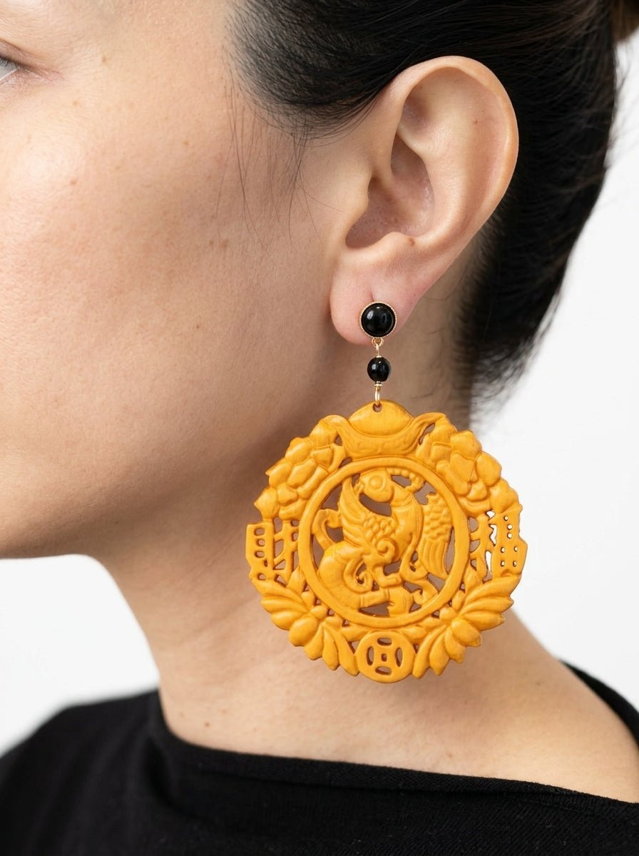 Pendientes Fabrizio Marcantelli Medallón Tallado Dragon Imperial Mostaza