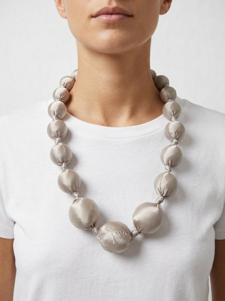 Collar Il Baco Da Seta Kon Gris Perla