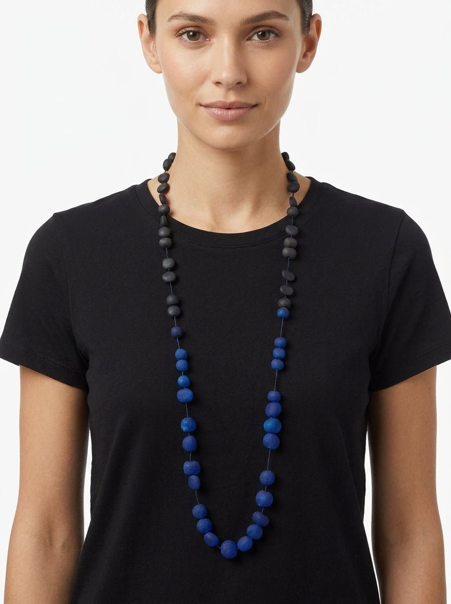 Collana lunga nera e blu con pietre Ana Hagopian