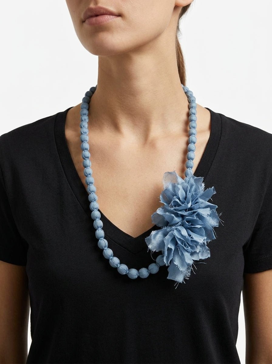 Collana Il Baco Da Seta Fiore di palline di seta Doan blu medio