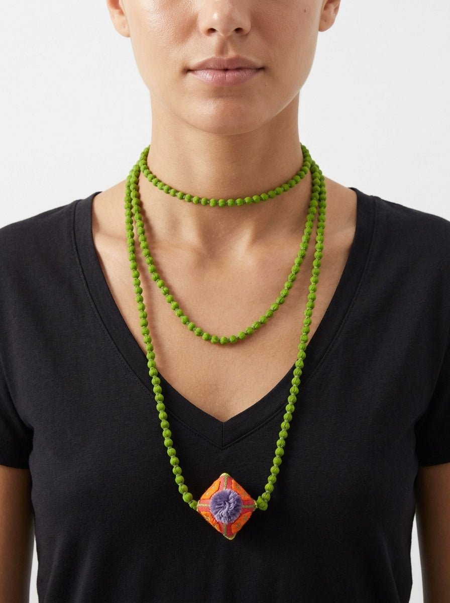 Collar Il Baco Da Seta Mini Bolas De Seda Almohadón Ly Verde