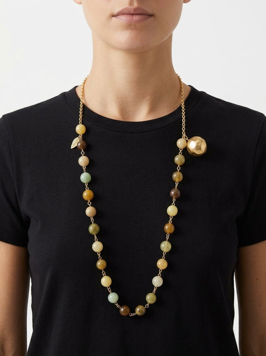 Collana unica con perline verdi e pietre