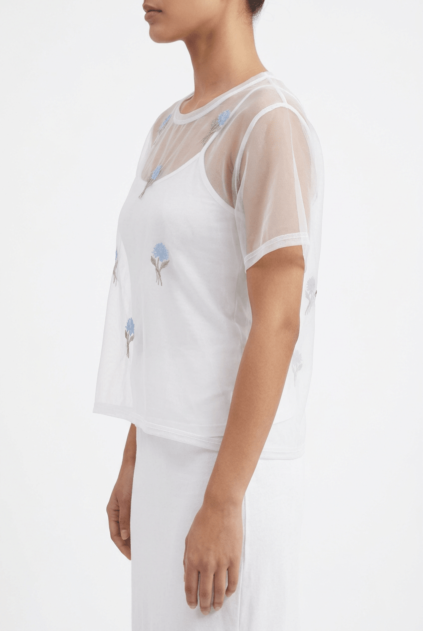 T-shirt da terra in organza ricamata con fiori bianchi