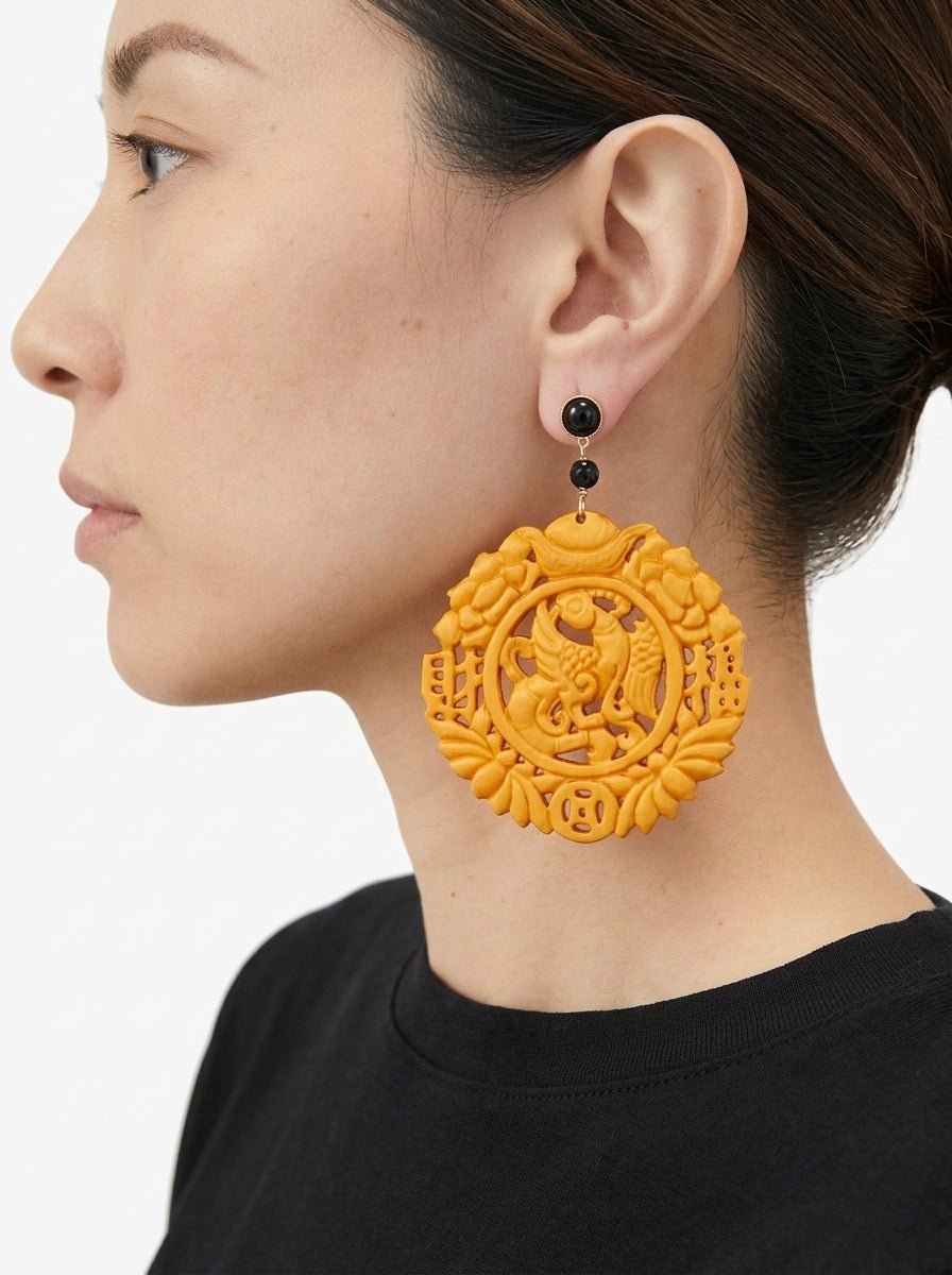 Pendientes Fabrizio Marcantelli Medallón Tallado Dragon Imperial Mostaza