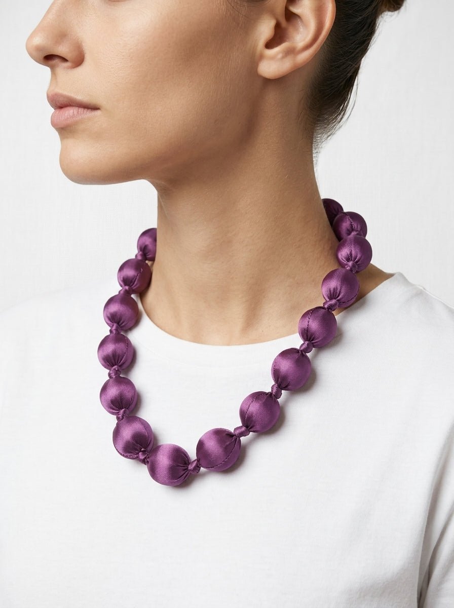 Collar Il Baco Da Seta Kon Berenjena