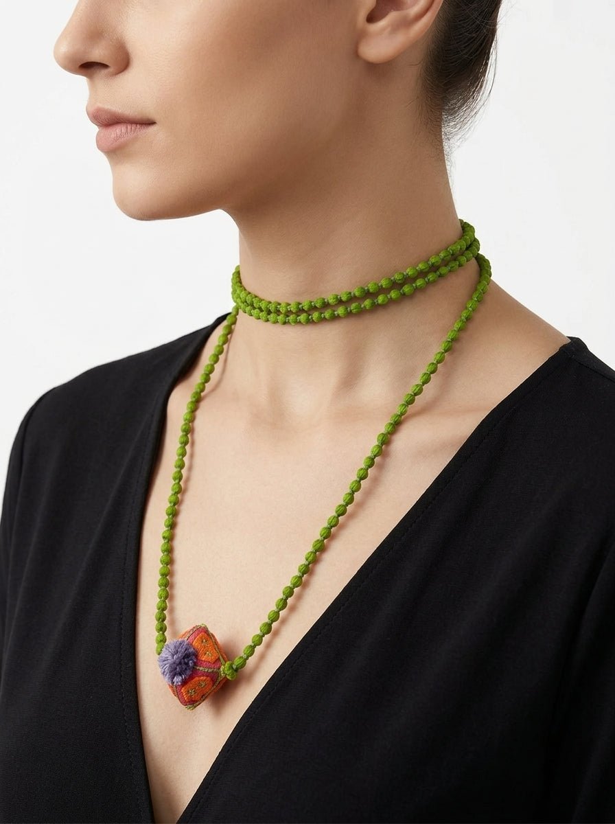 Collar Il Baco Da Seta Mini Bolas De Seda Almohadón Ly Verde