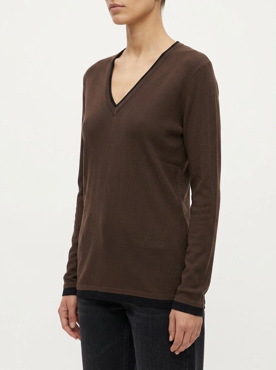 Camiseta Universel Bicolor Pico Marrón
