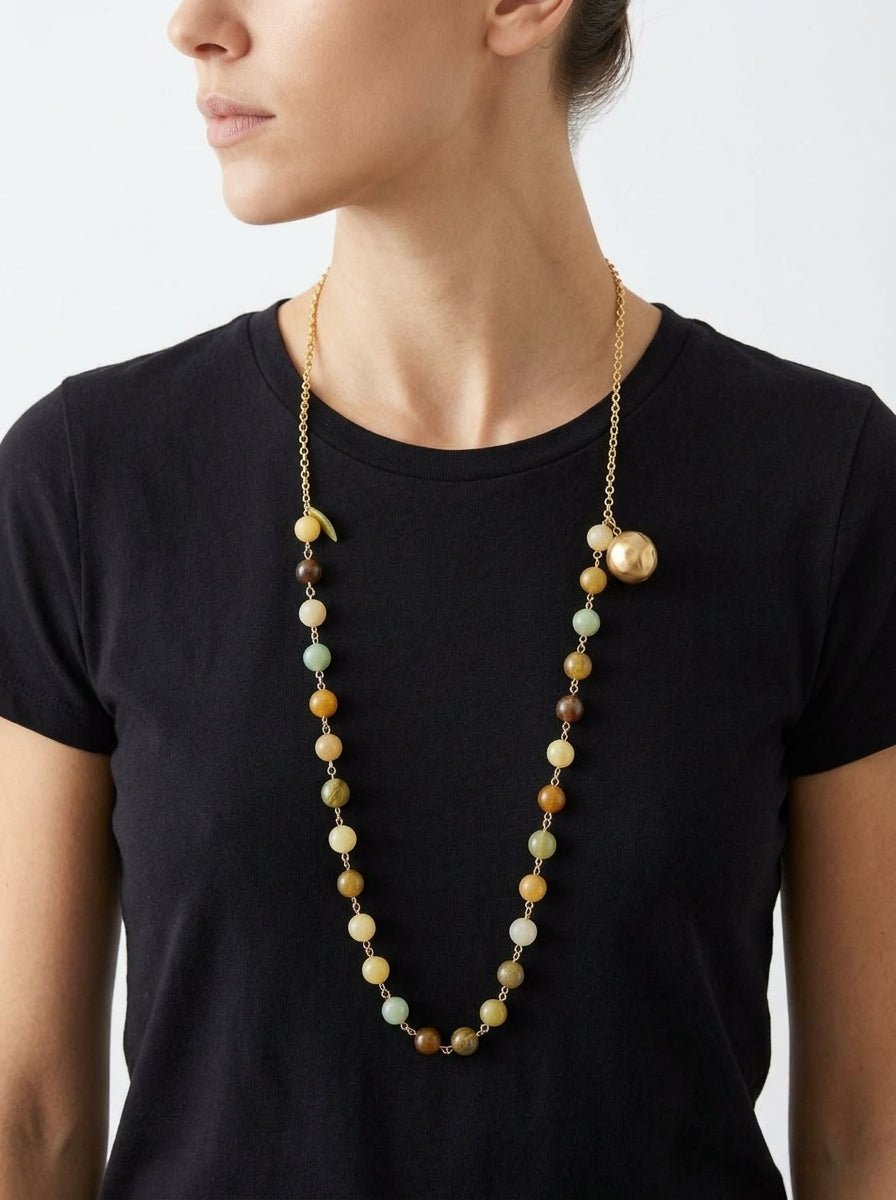 Collana unica con perline verdi e pietre