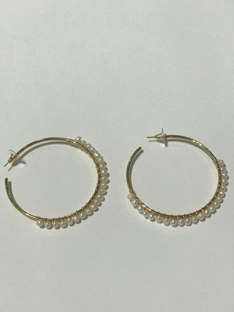 Boucles d'oreilles créoles dorées avec perles